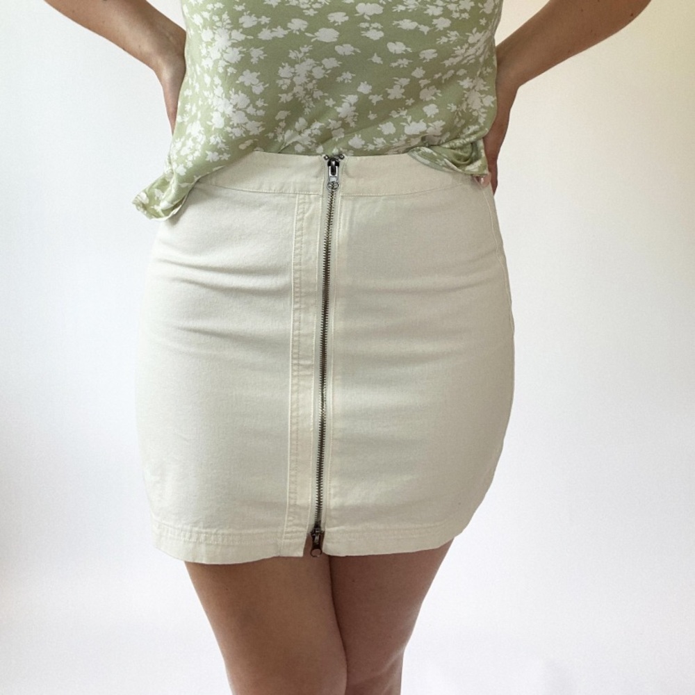 White Zipper Front Skirt - Picture 1 of 2
